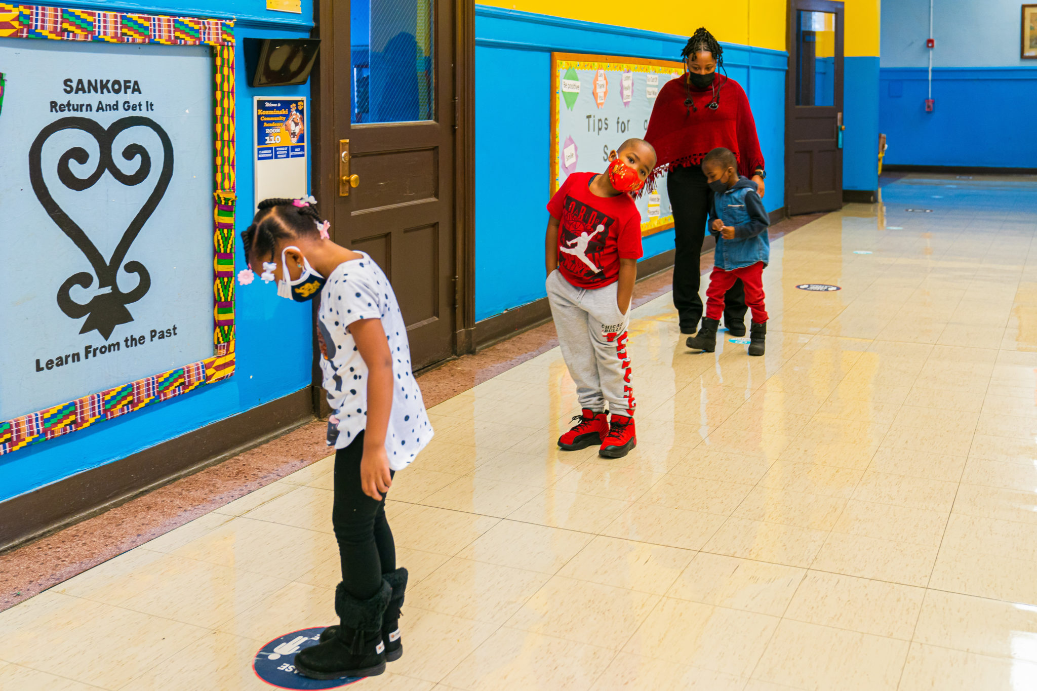 student social distancing in the hallway
